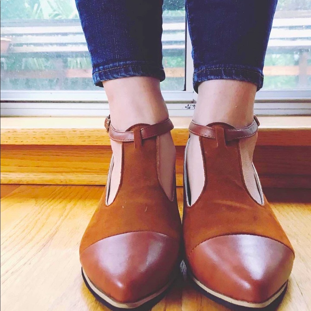 Brown leather/suede t-strap shoes